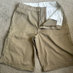 Dickies men’s khaki shorts in 34